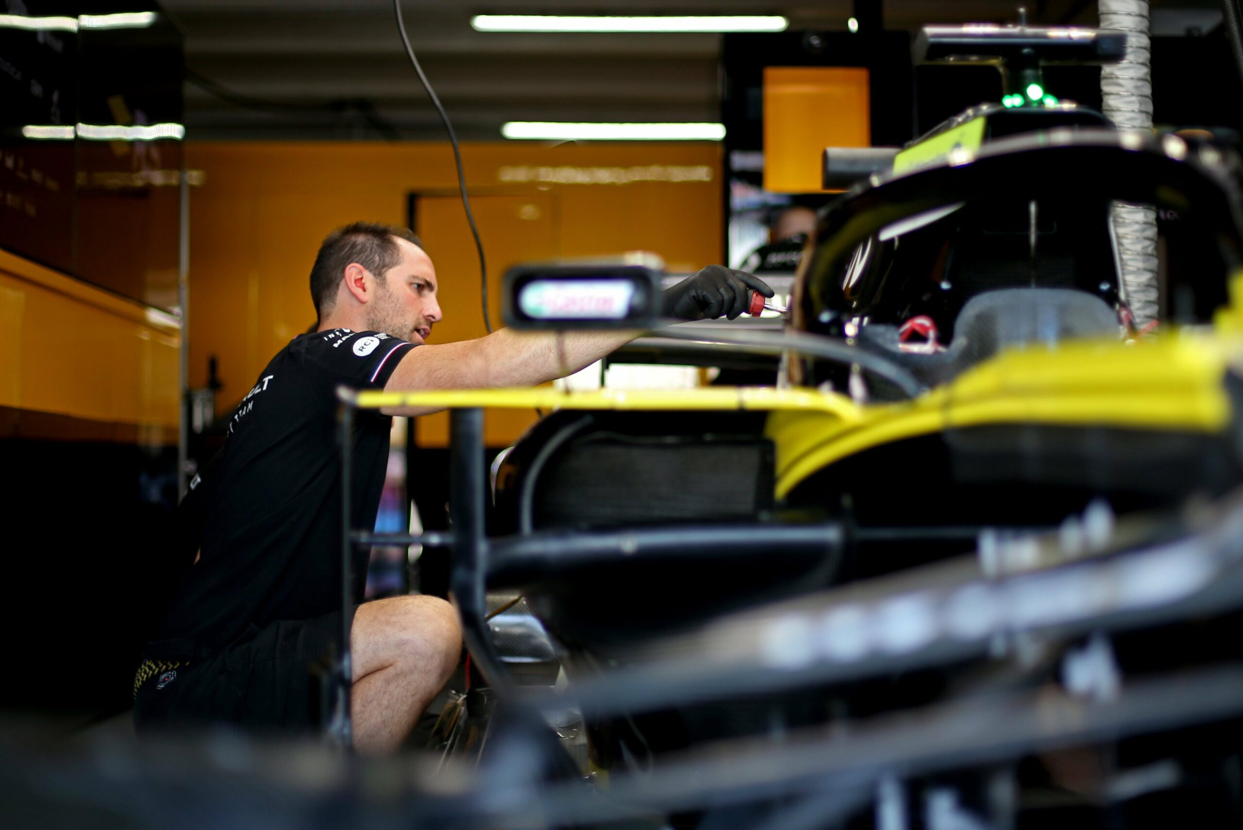 renault rs19 au stand mécanicien