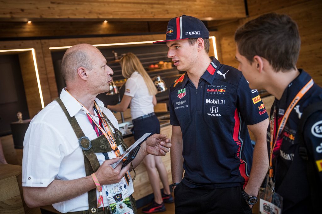 Verstappen attend de voir si les promesses seront tenues avant de renouveler son contrat