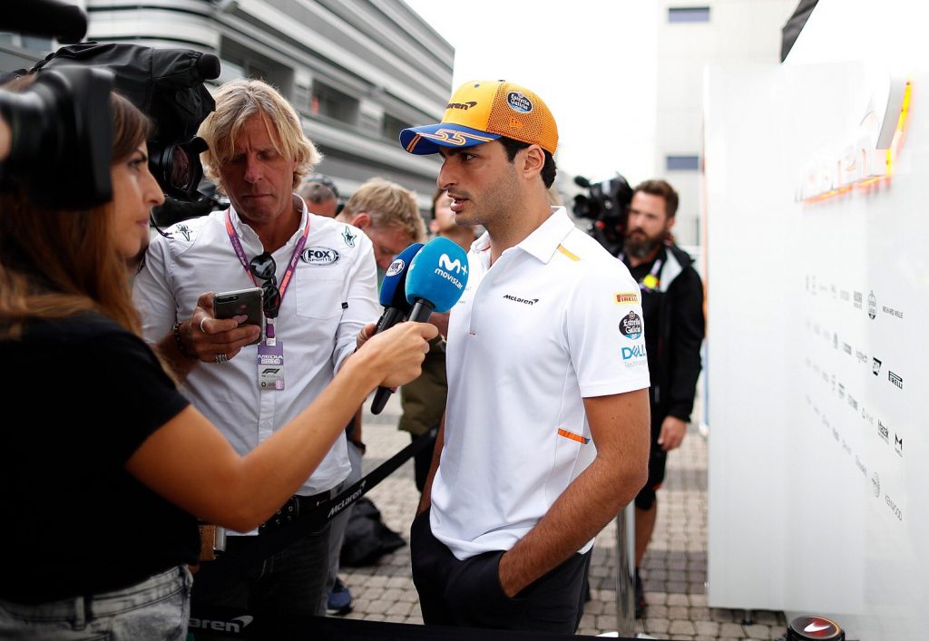 Vidéo : Le pilote McLaren Carlos Sainz lance sa chaîne YouTube