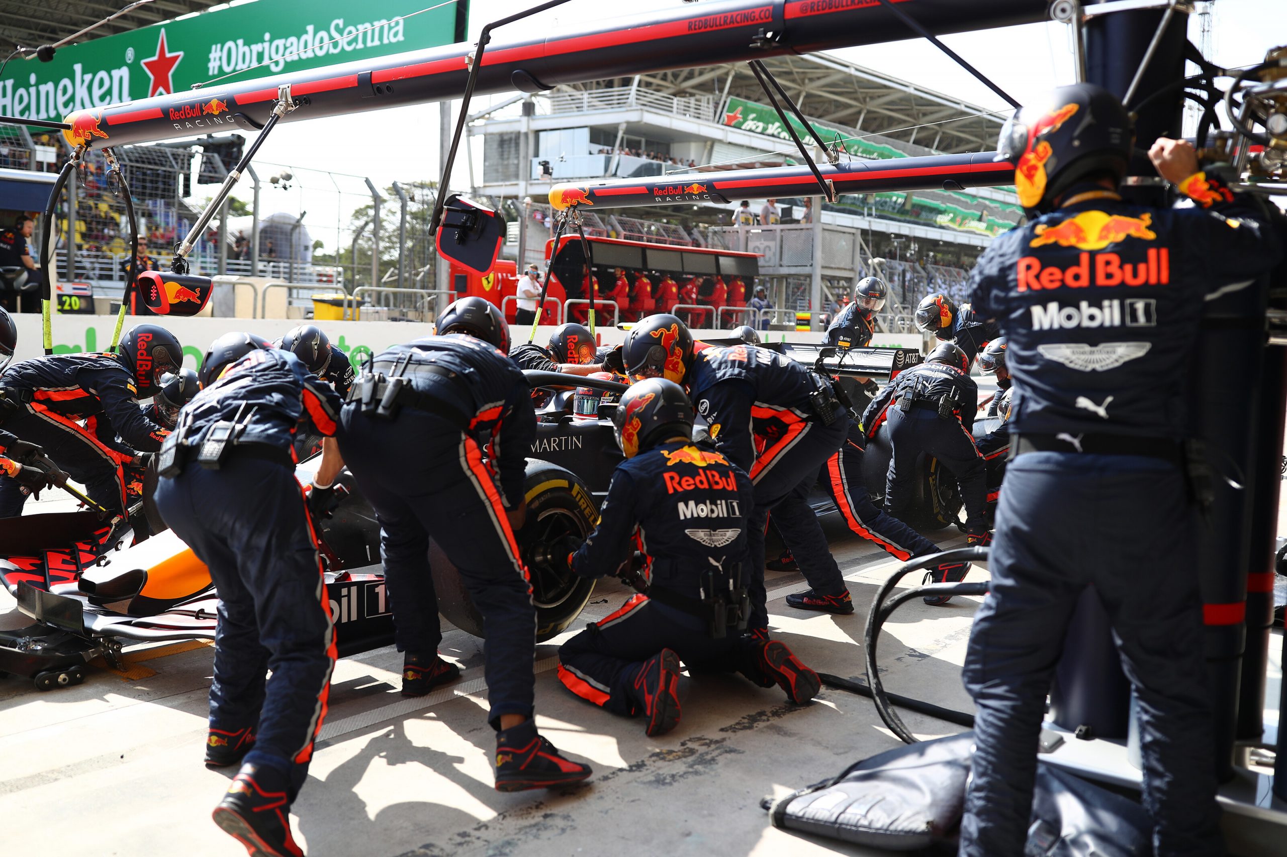 arrêt au stand red bull