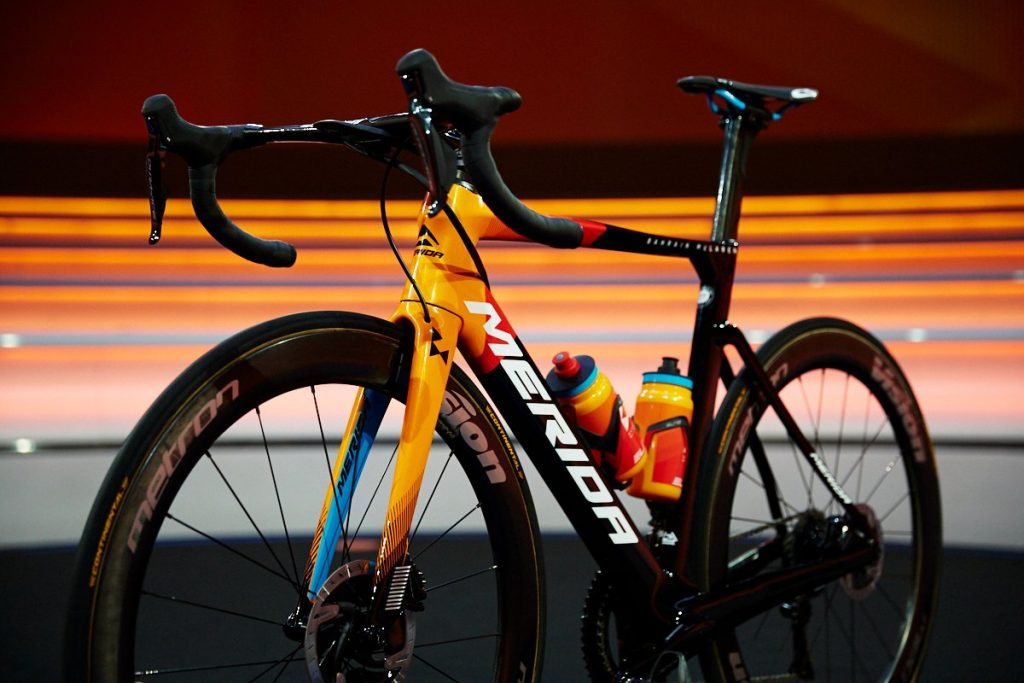 Vers une livrée papaye, noire et rouge pour la McLaren MCL35 ?