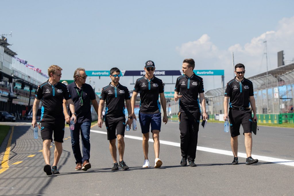 Trois membres du personnel de deux équipes placés à l’isolement à Melbourne