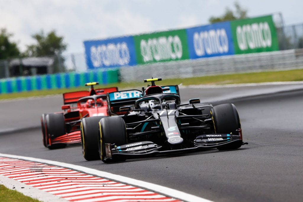 Valtteri Bottas surpris par un voyant sur son volant au départ du GP de Hongrie