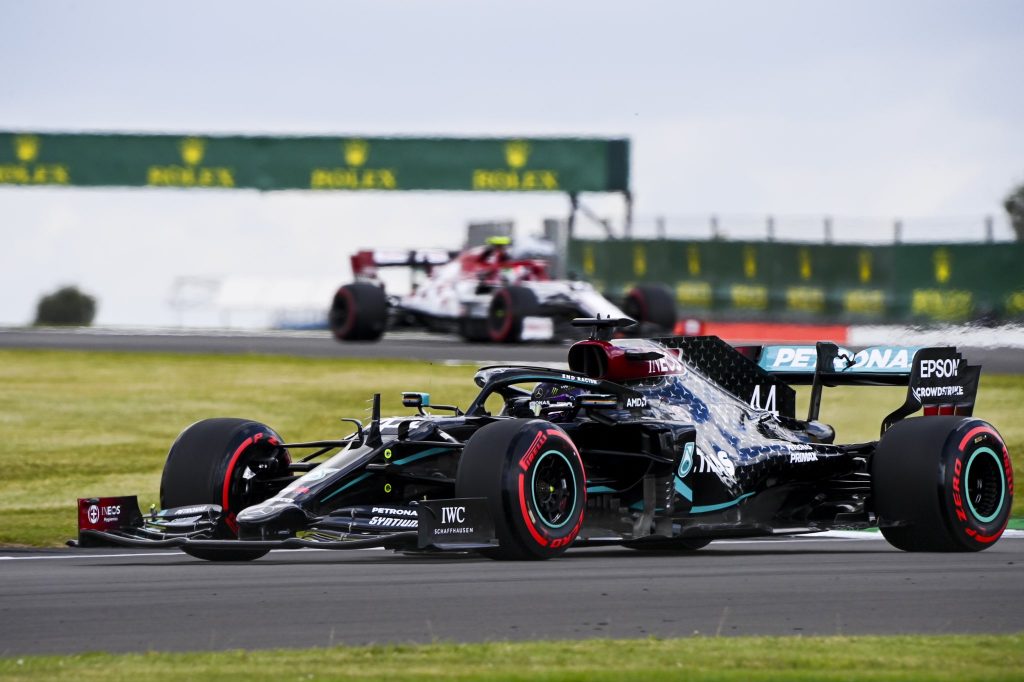 Hamilton mène un doublé Mercedes en qualifications à Silverstone