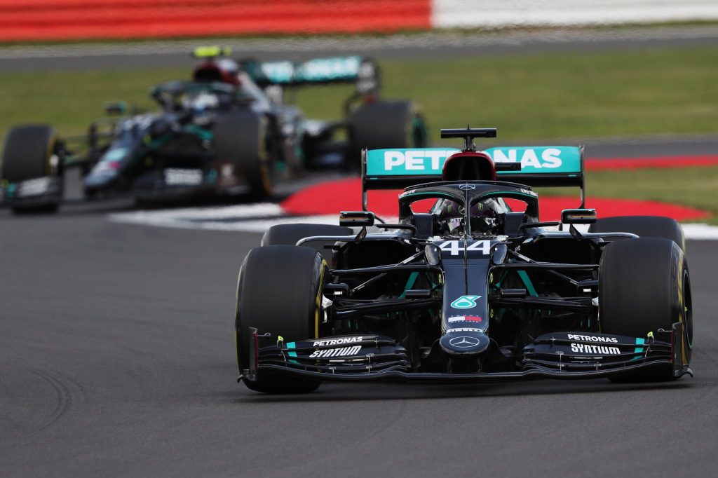 Victoire de Lewis Hamilton à Silverstone…sur trois roues !
