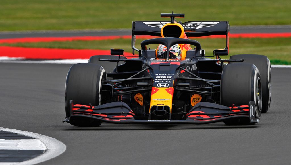 Max Verstappen bat les deux Mercedes à Silverstone