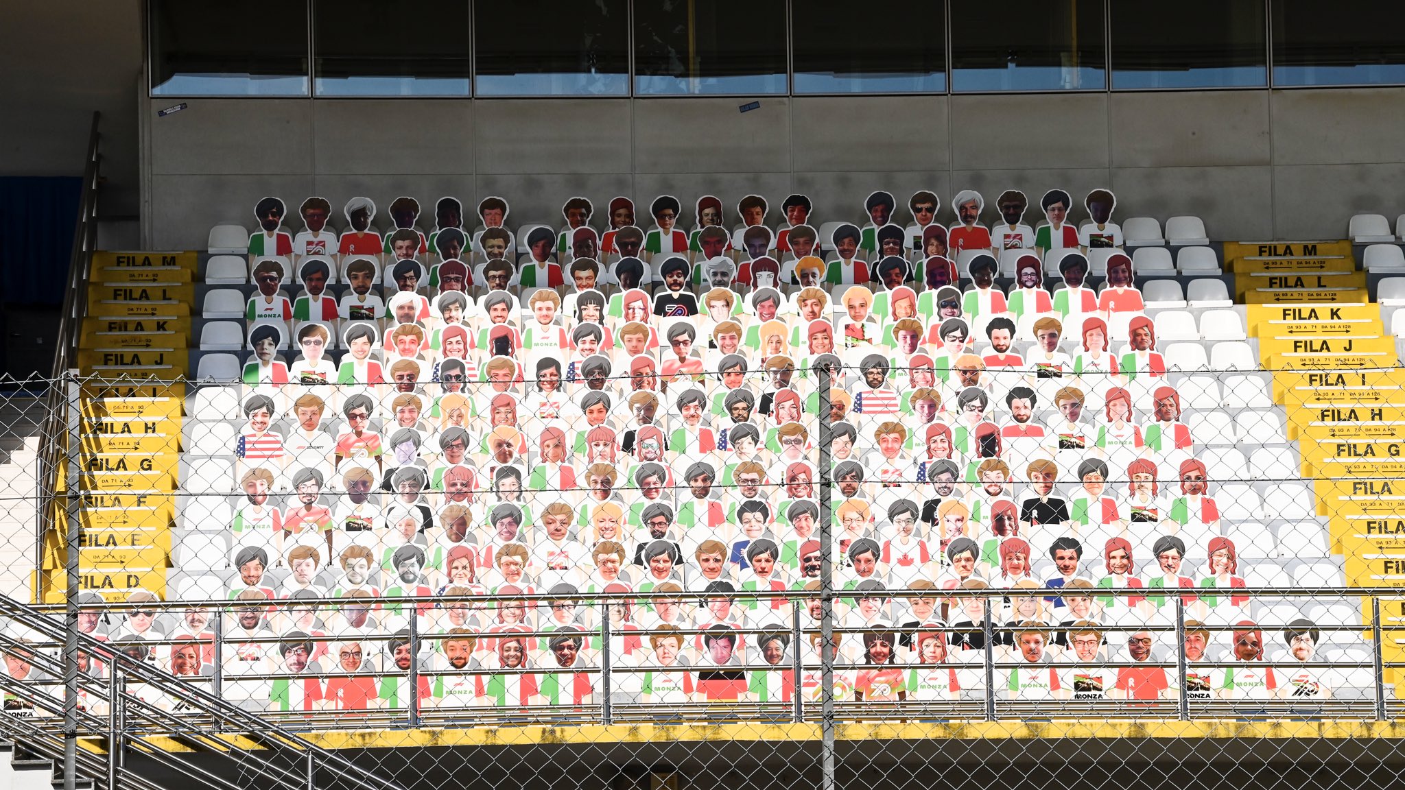 f1-monza-spectateurs-tribunes-face-to-fan