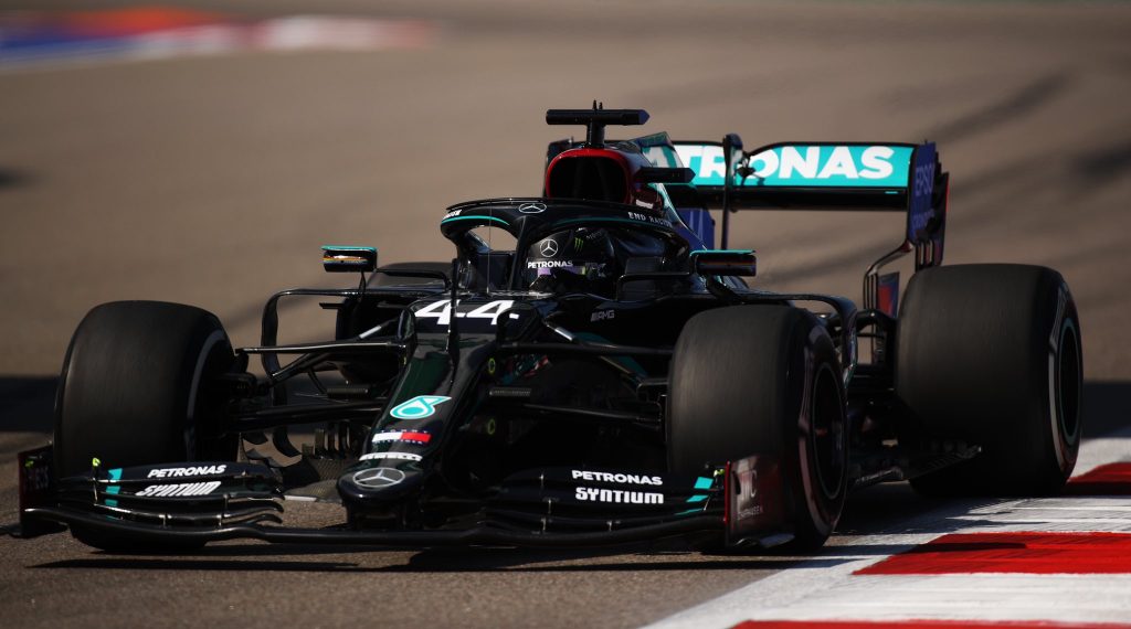 Lewis Hamilton en pole position en Russie, Vettel crashe sa Ferrari