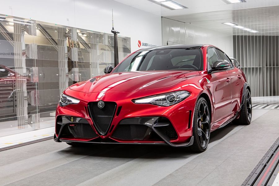 Raikkonen et Giovinazzi au volant de l’Alfa Romeo Giulia GTA