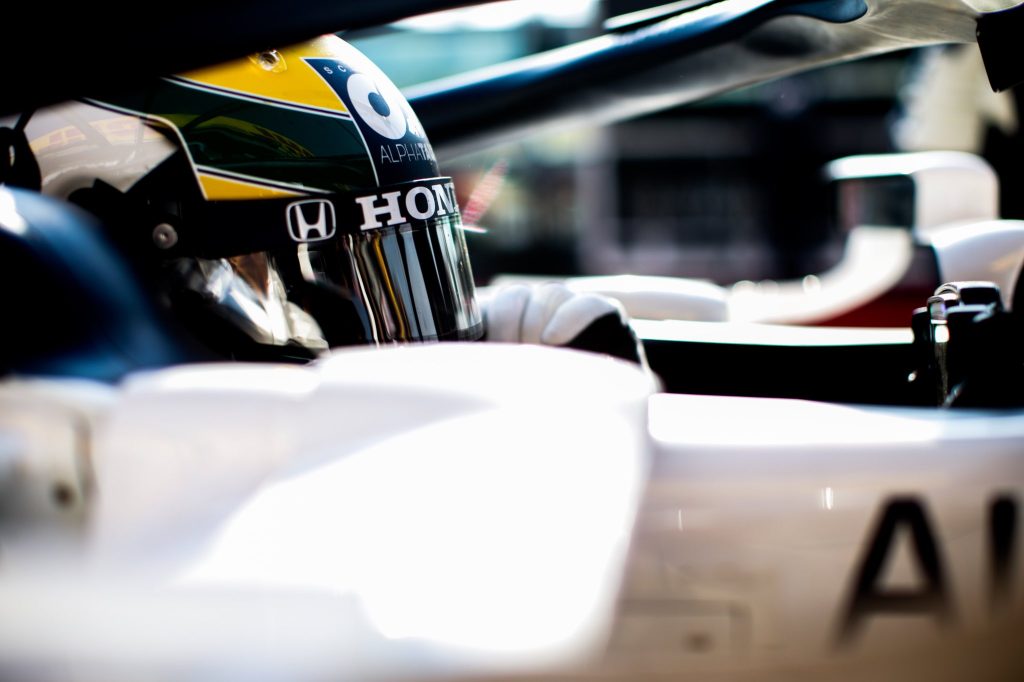 Le Français Pierre Gasly P4 sur la grille de départ à Imola