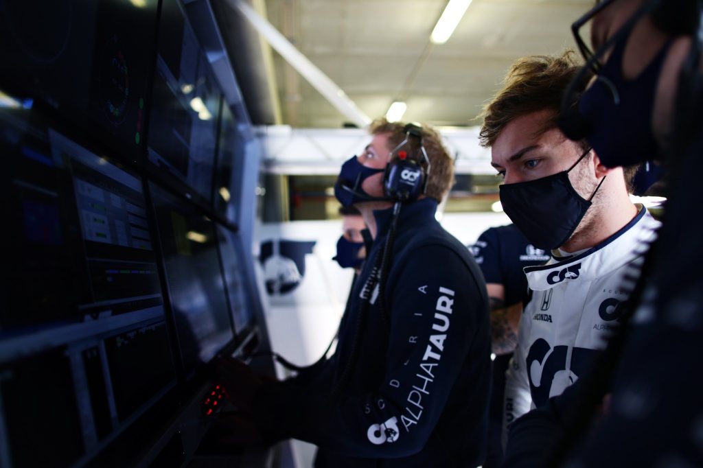 Gasly termine sa journée à pied aux cotés de sa voiture en flammes