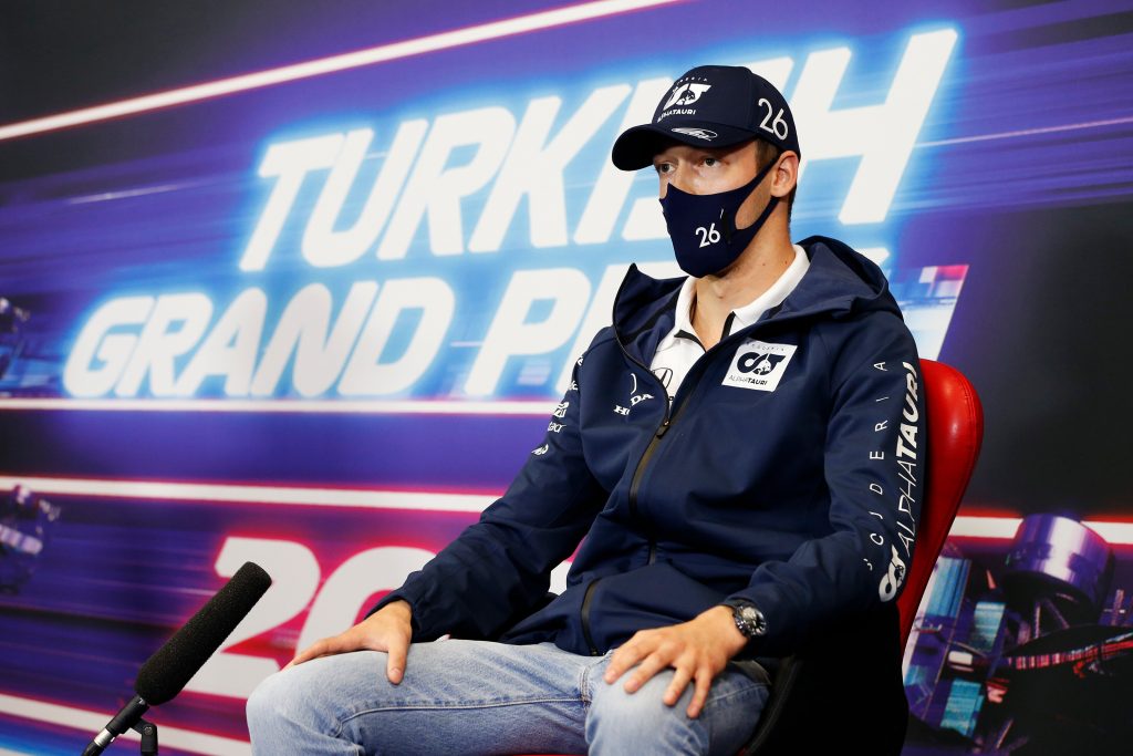 Malgré les rumeurs sur son avenir, Kvyat continuera de pousser