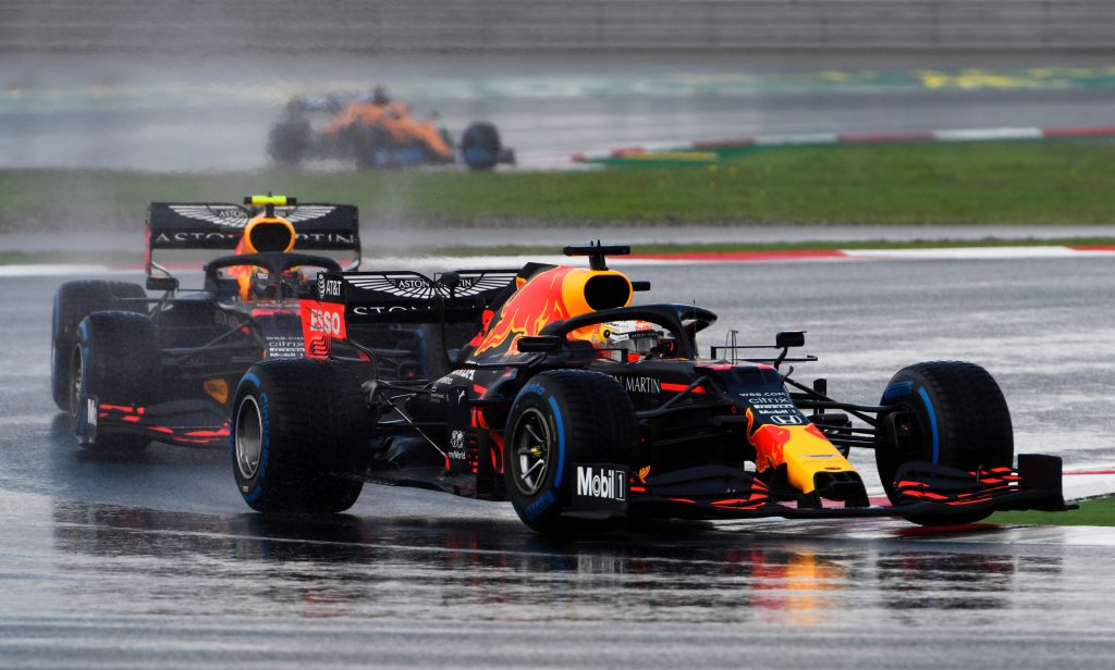 La FIA incapable de prouver que Verstappen a coupé la ligne des stands