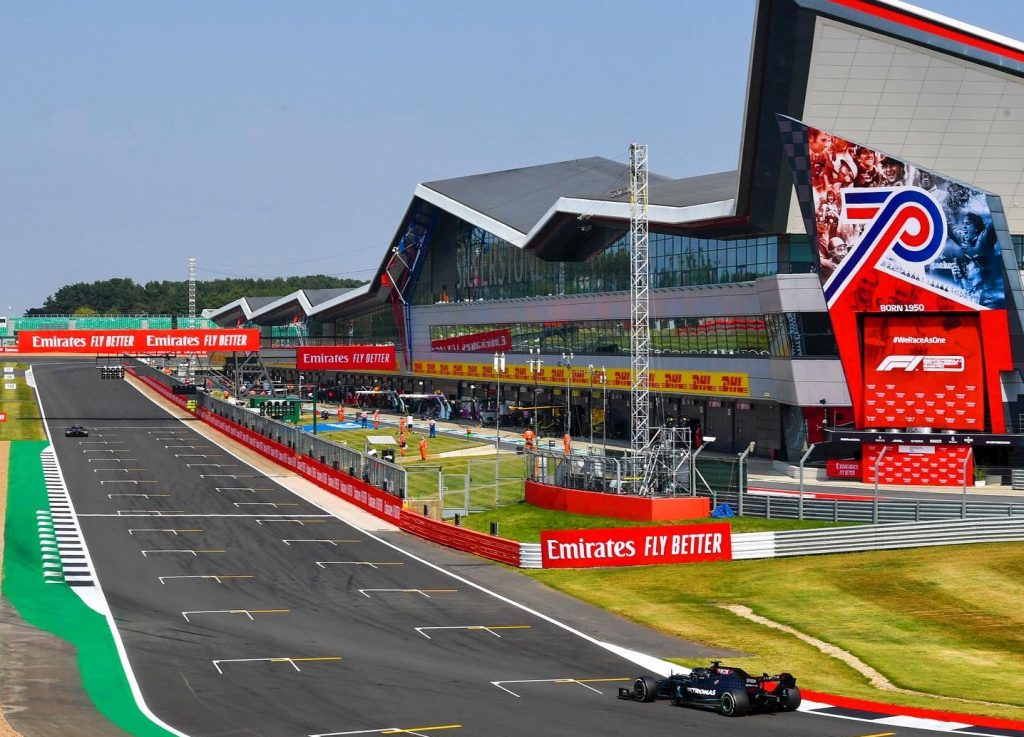 Silverstone renomme sa ligne droite des stands en Hommage à Hamilton