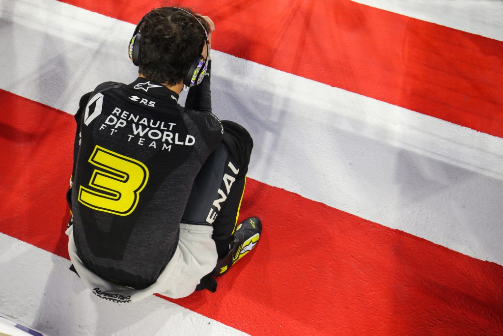 Daniel Ricciardo appréhende le trafic sur le circuit court de Sakhir