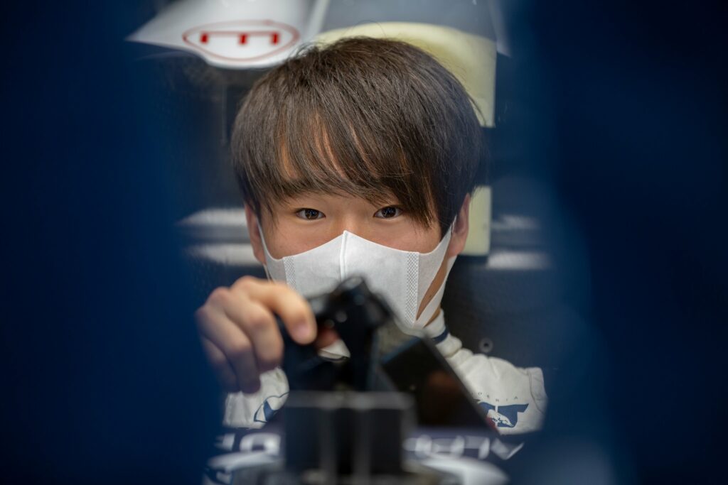Yuki Tsudona a passé sa première journée à l’usine AlphaTauri