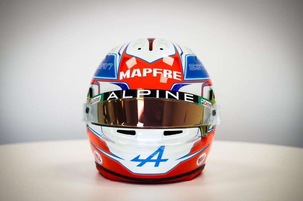 Esteban Ocon présente son casque « bleu, blanc, rouge »