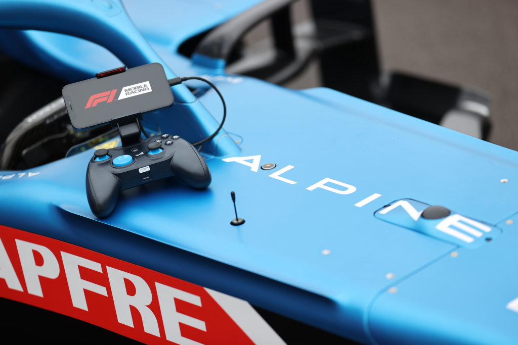 Alpine F1 et T2M s’associent pour proposer une manette mobile connectée