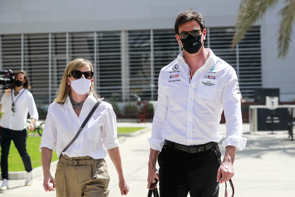 La femme de Toto Wolff s’en prend directement à la FIA
