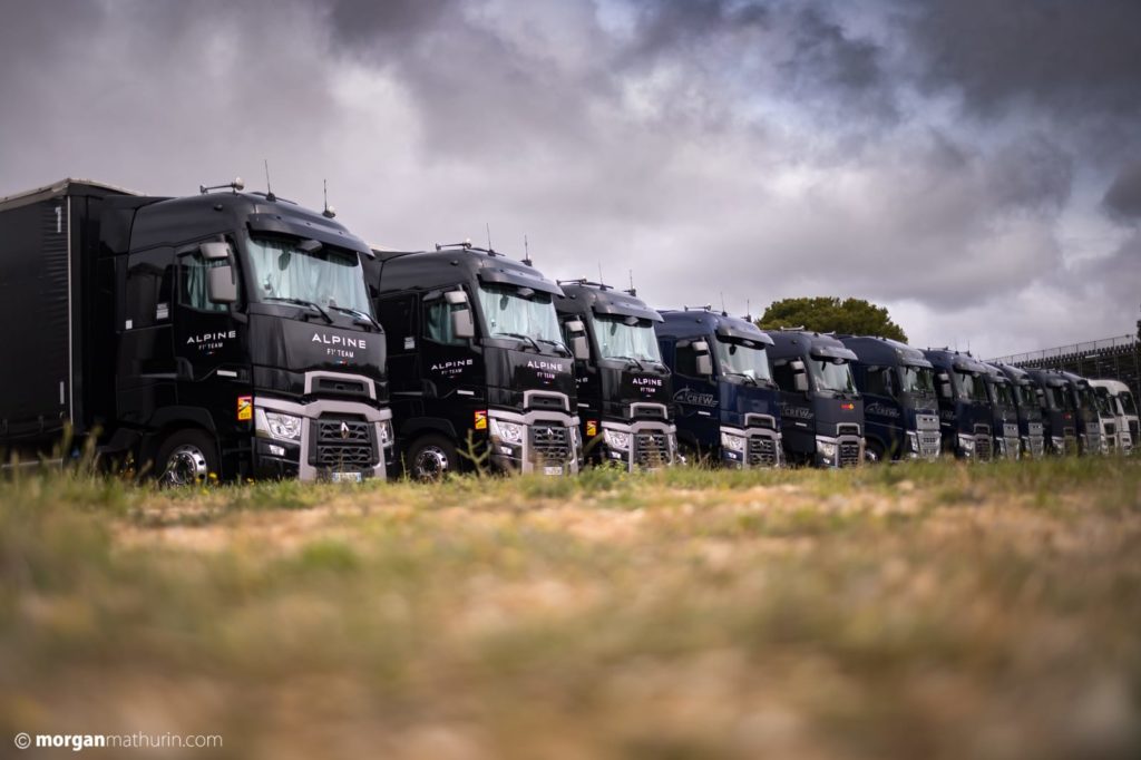 Les camions des équipes de F1 déjà stationnés au Paul Ricard