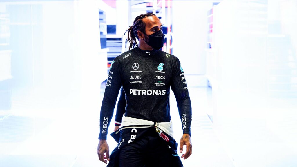 Red Bull condamne les attaques racistes envers Hamilton