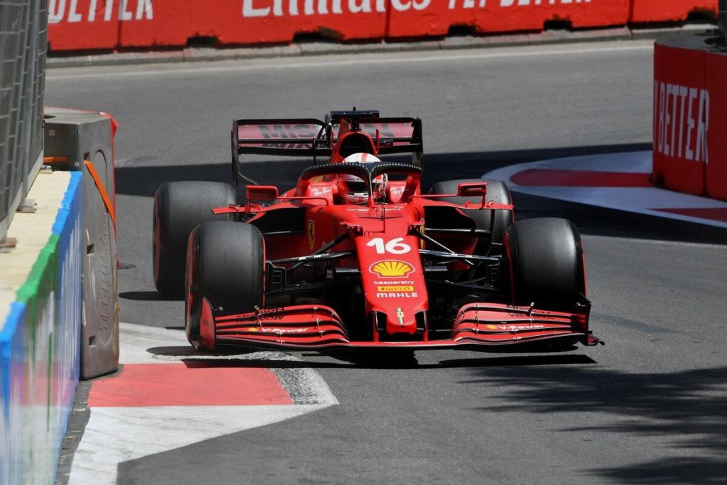 Charles Leclerc évite les murs et s’offre la pole position à Bakou