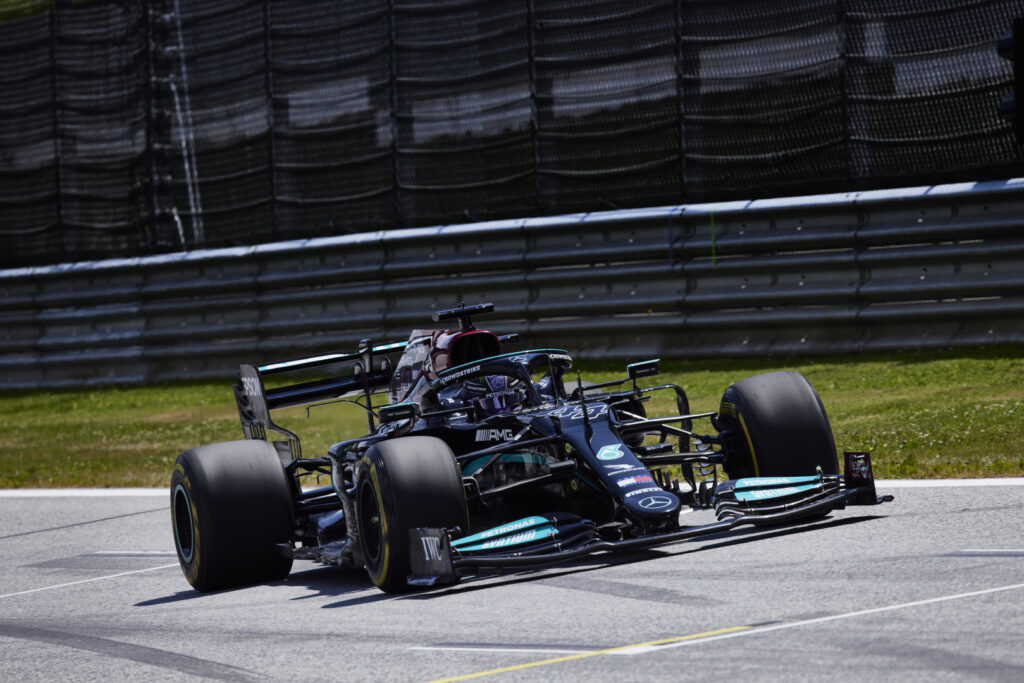 Lewis Hamilton : « Red Bull frappe fort en ce moment »