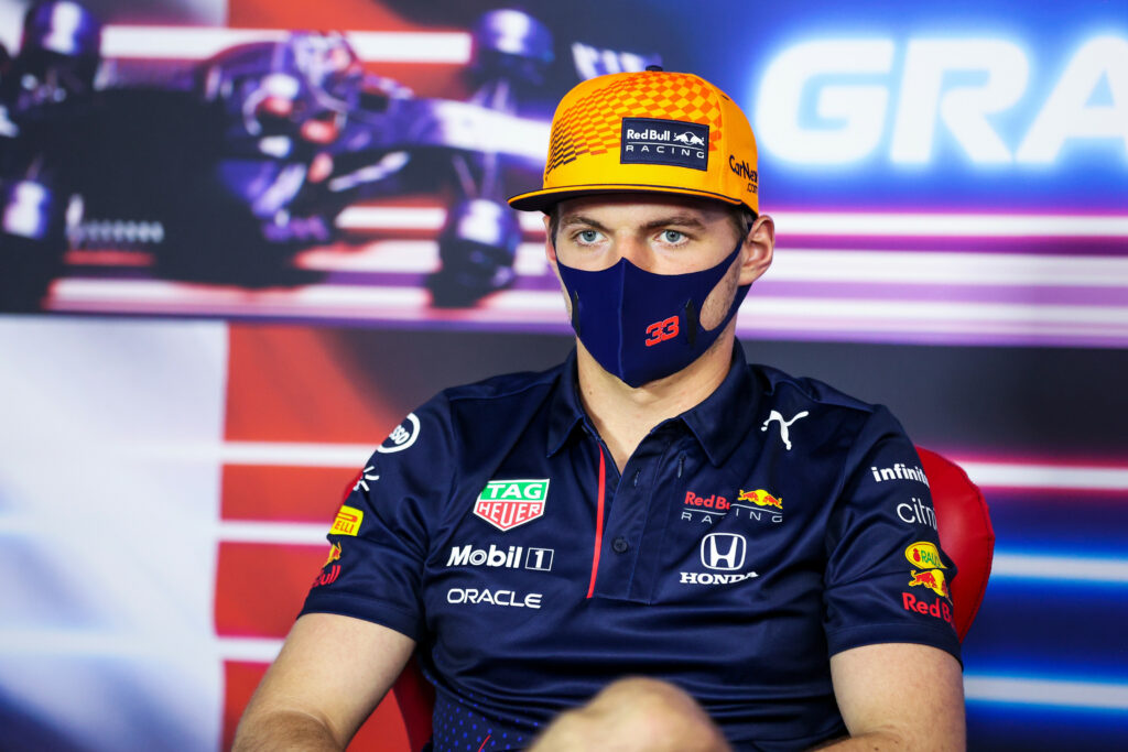 Crevaisons à Bakou : Max Verstappen défend son équipe