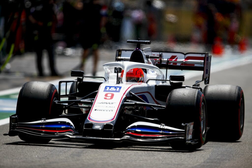 Fernando Alonso ajoute le casque de Mazepin à sa collection