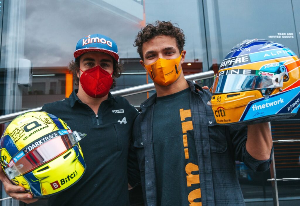 Alonso complète sa collection de casques avec celui de Norris