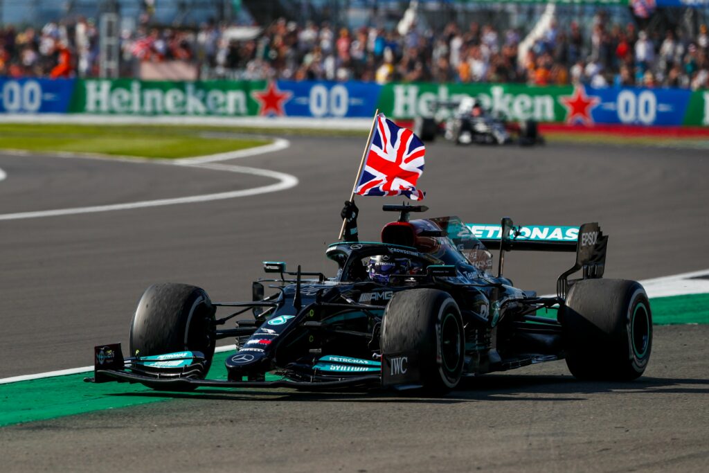 Hamilton met le feu à Silverstone, Verstappen perd gros