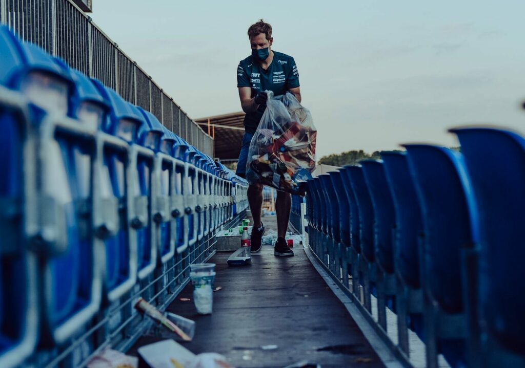 Sebastian Vettel ramasse les déchets des fans à Silverstone