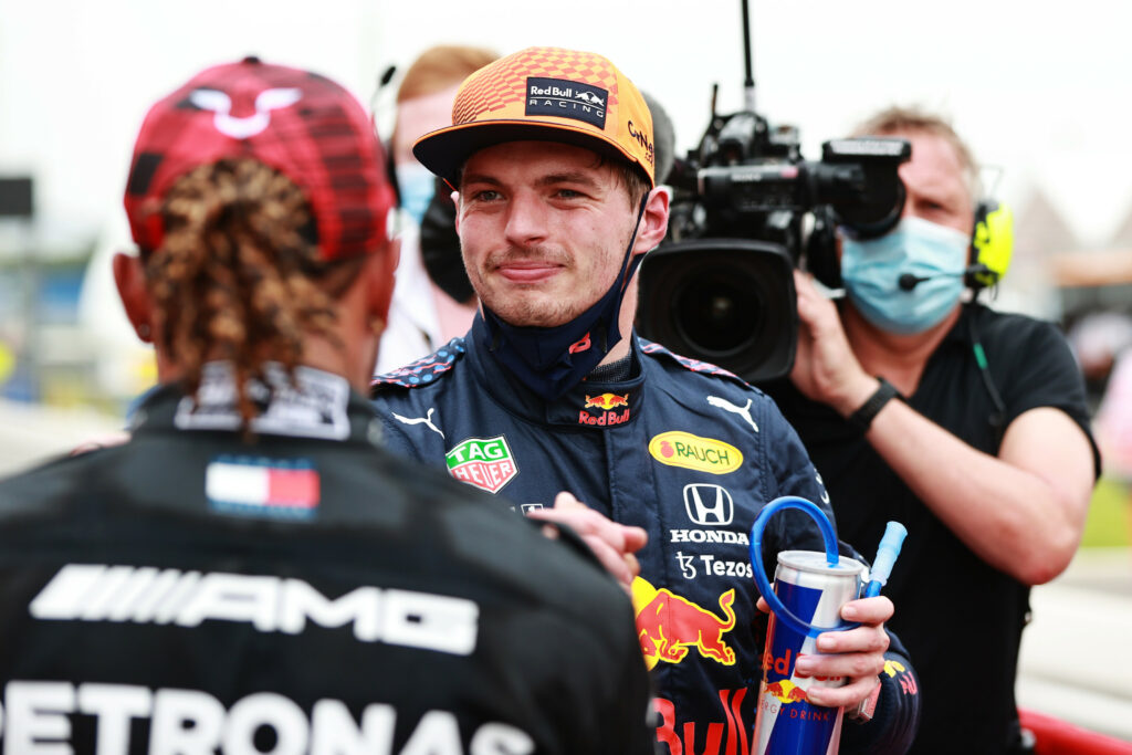 Doigt d’honneur et jurons, la tension est palpable entre Verstappen et Hamilton