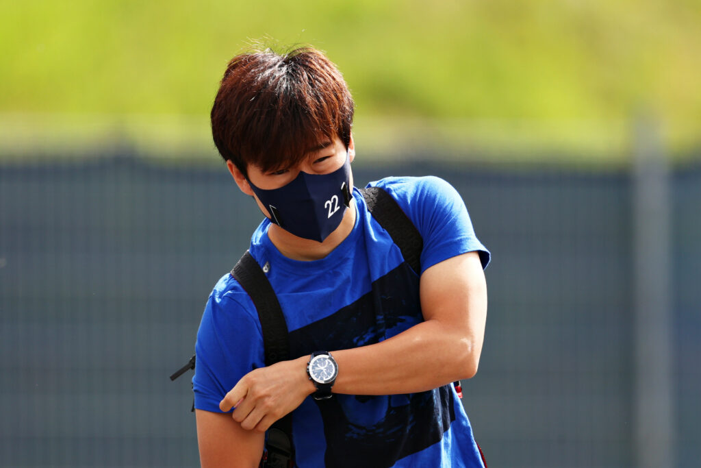 Tsunoda reçoit des conseils de la part de Perez et Verstappen