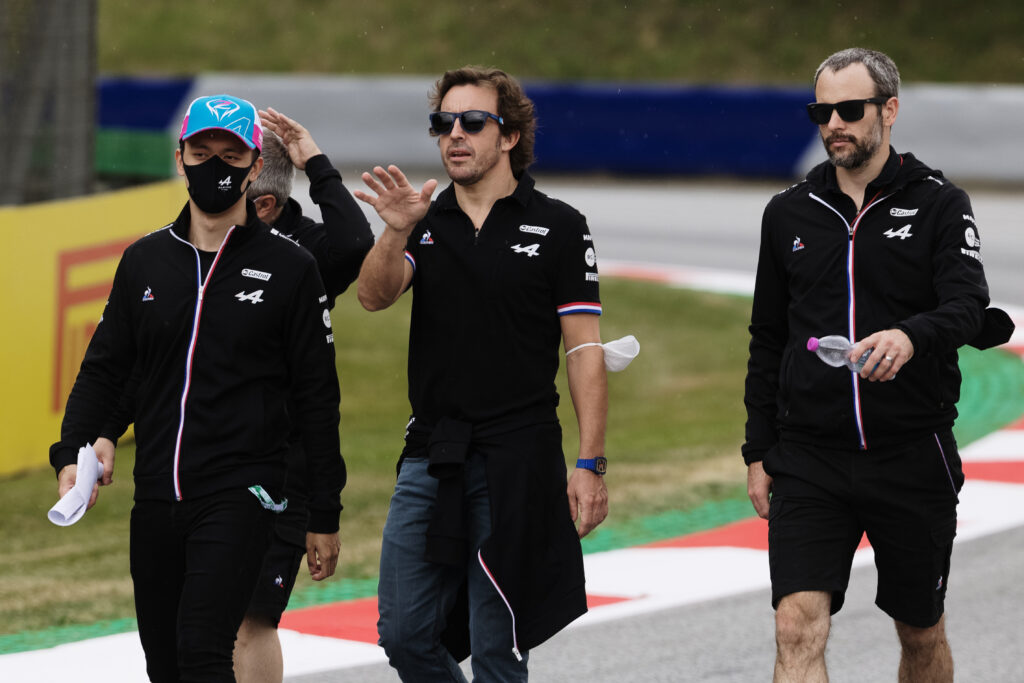 Par superstition, Alonso a repris le track walks du jeudi