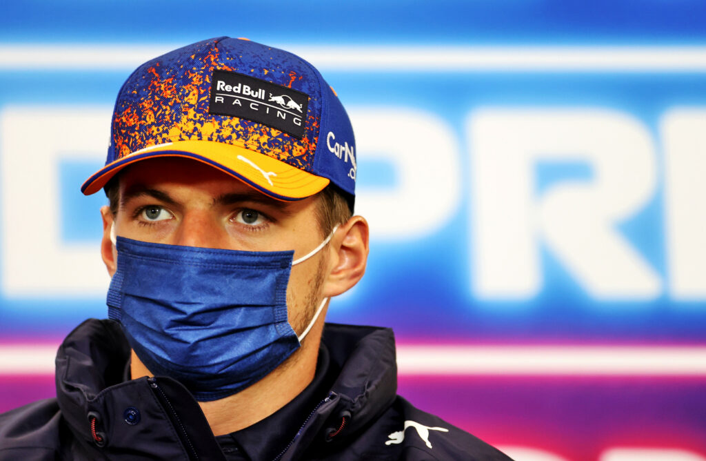 Verstappen ne pense pas que l’expérience donnera l’avantage à Hamilton