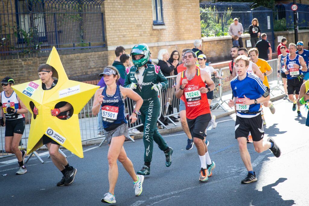 Il participe au marathon de Londres avec la combinaison et le casque de Lance Stroll