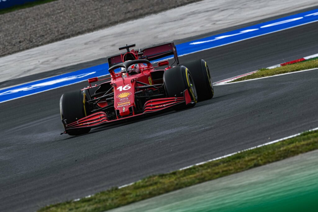 En difficulté, Leclerc a bénéficié de l’aide de Sainz en qualifications