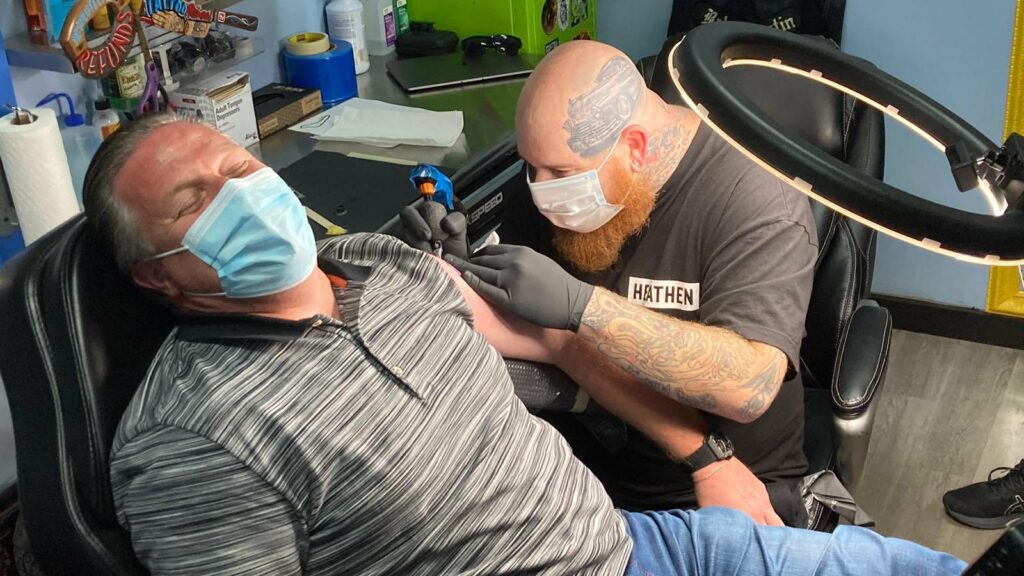 Le PDG de McLaren Zak Brown dévoile un tatouage spécial