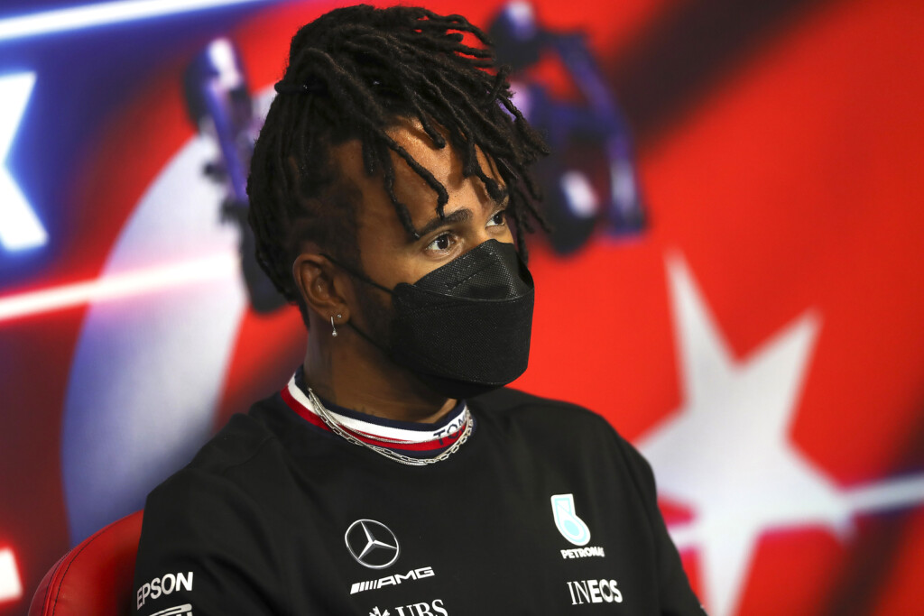 Hamilton répond aux affirmations selon lesquelles il était « furieux » contre Mercedes