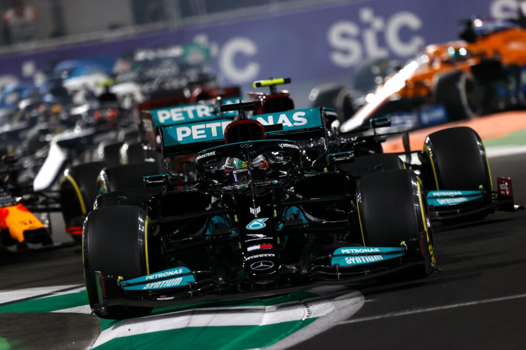 Hamilton s’impose au milieu du chaos en Arabie Saoudite
