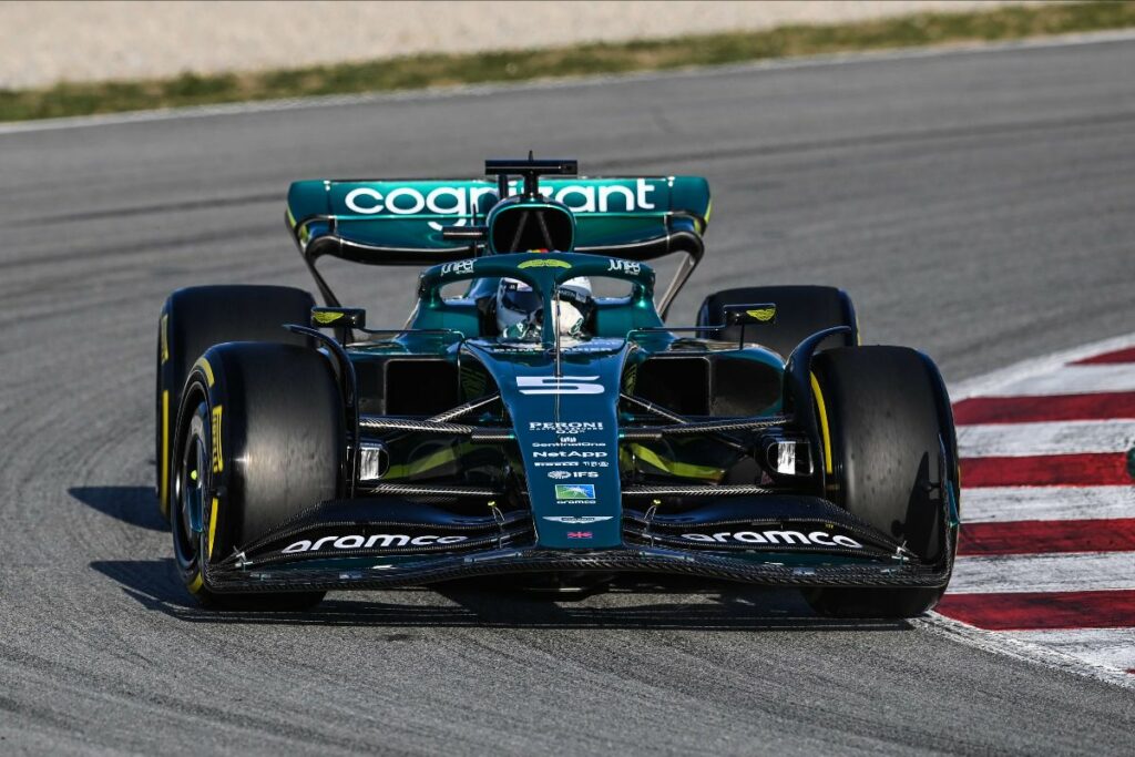 Une fuite d’huile et un début d’incendie sur l’Aston Martin ce vendredi