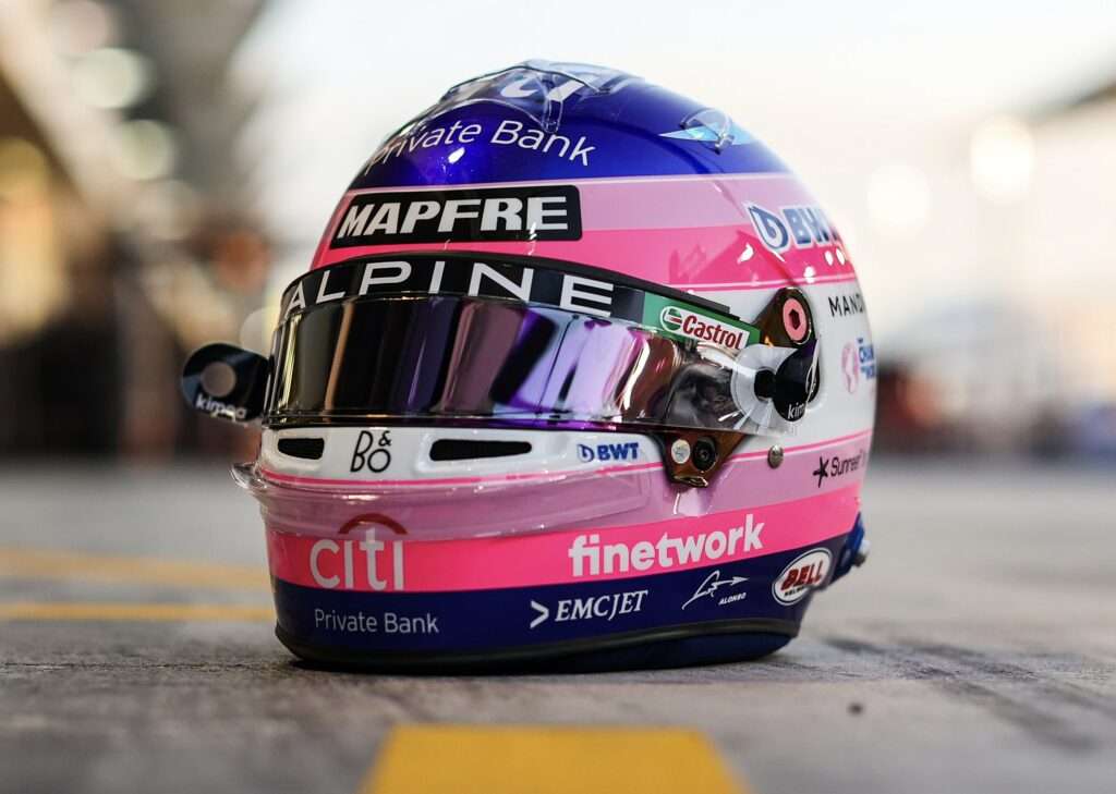 Fernando Alonso dévoile un casque rose avant le GP de Bahreïn