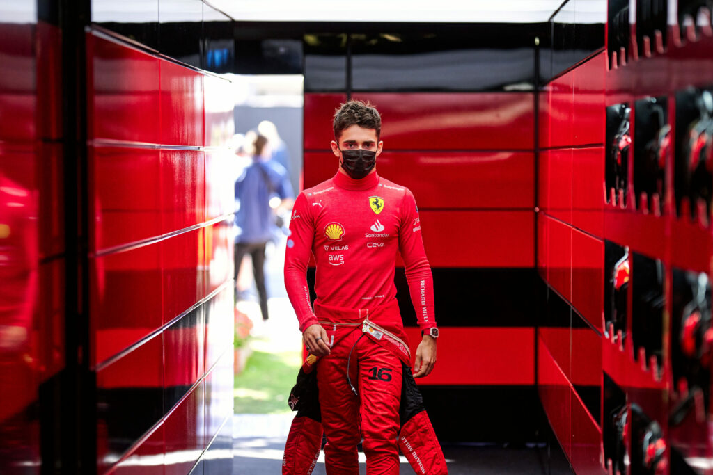 Leclerc en pole sur une piste « délicate » et gêné par le soleil