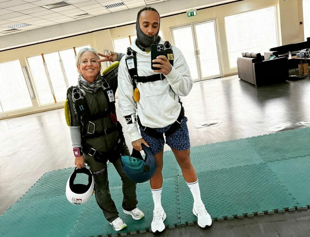 Lewis Hamilton saute en parachute à Dubaï