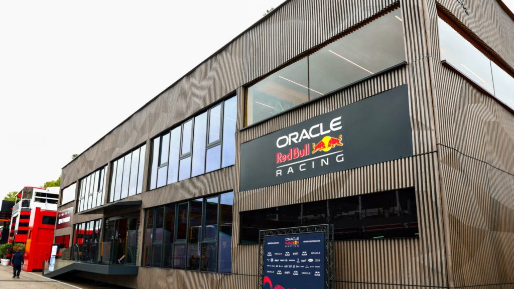 Trois équipes de F1 enfreignent le couvre-feu à Imola