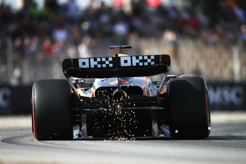 Norris au garage après avoir abîmé son fond plat ce vendredi