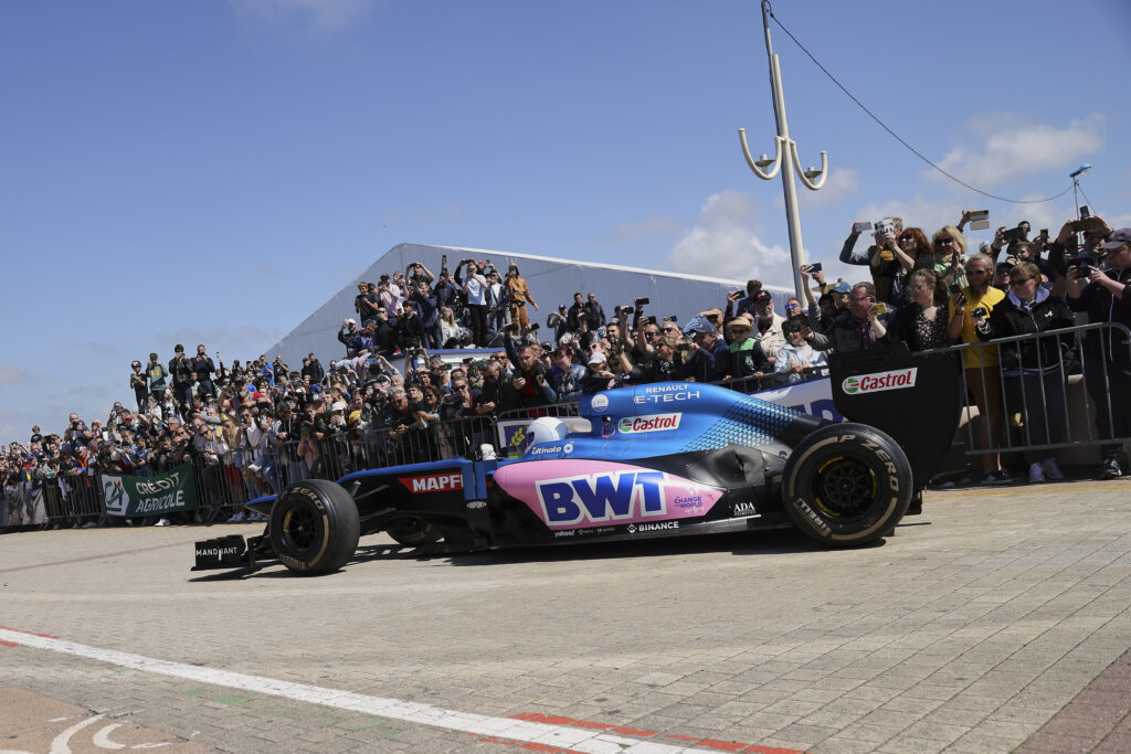 Photos : plus de 1000 Alpine et une F1 dans les rues de Dieppe
