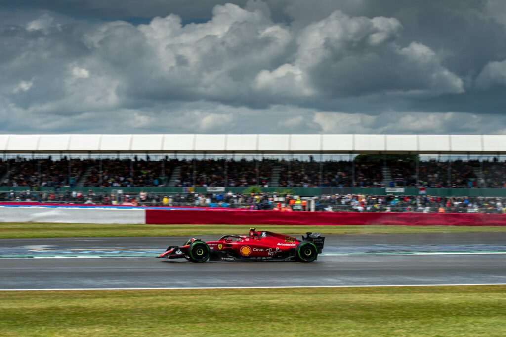 Carlos Sainz en pole sur la grille de départ à Silverstone