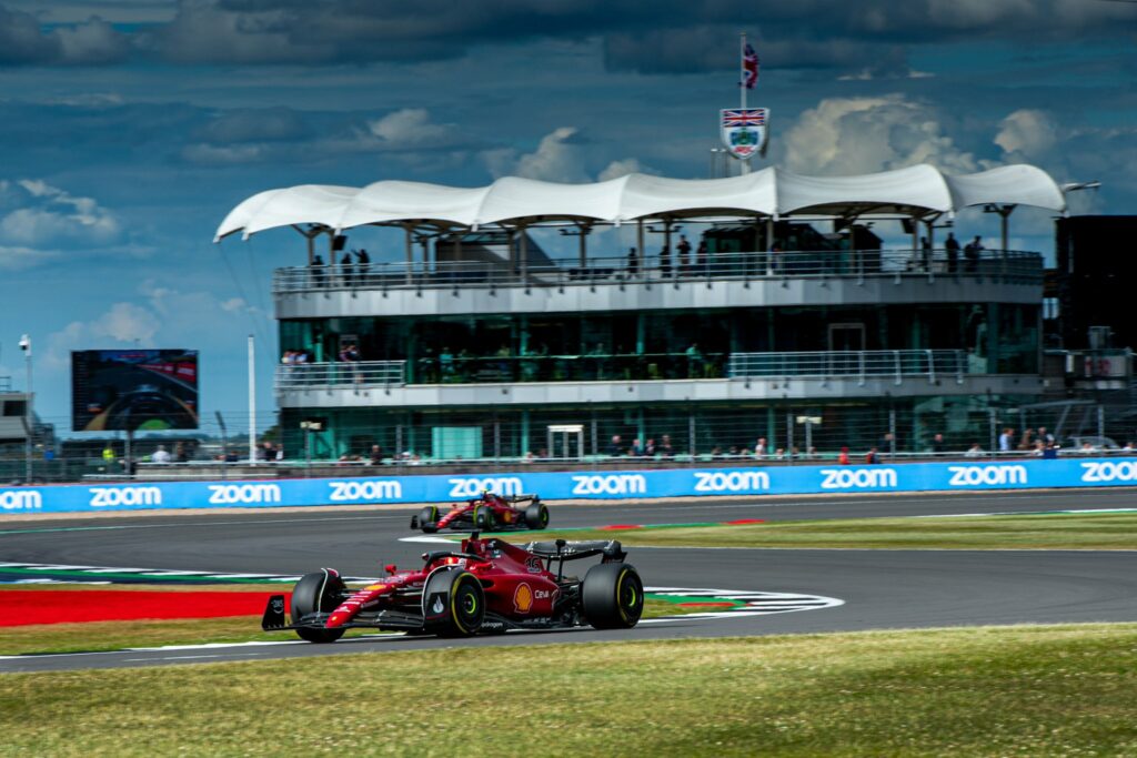 Carlos Sainz remporte une course complétement folle à Silverstone